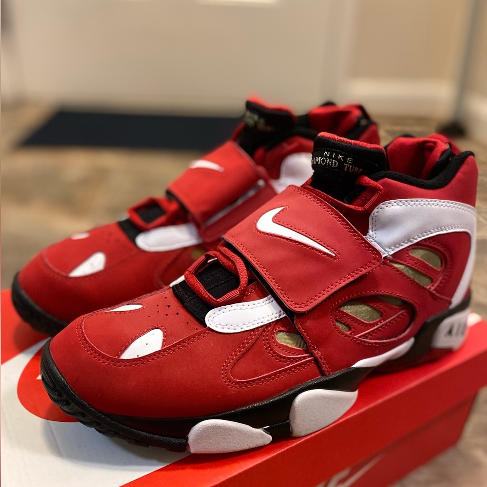 Nike Air Diamond Turf 2 “Red/Gold” (Deion Sanders)